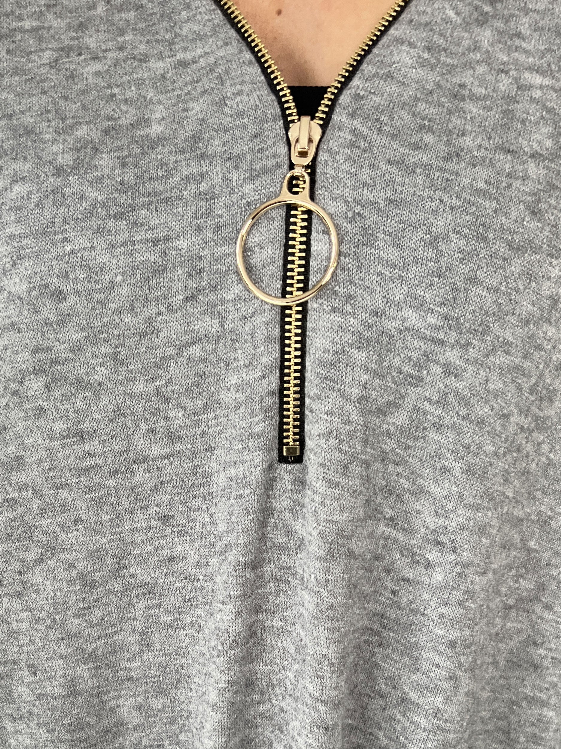 Filippa - Blød strikkjole med lynlås